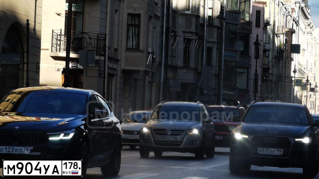 Фото автомобиля VOLKSWAGEN TIGUAN, 2011 — госномер Т952ЕА977. Цвет: Серый