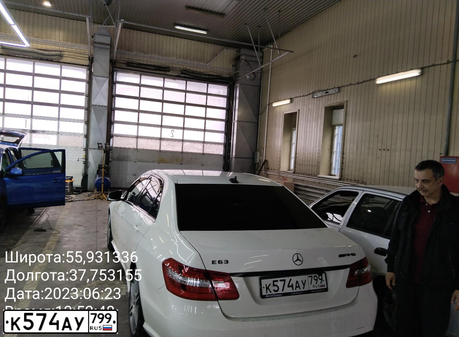 Фото автомобиля MERCEDES E-KLASSE, 2011 — госномер К574АУ799. Цвет: Белый