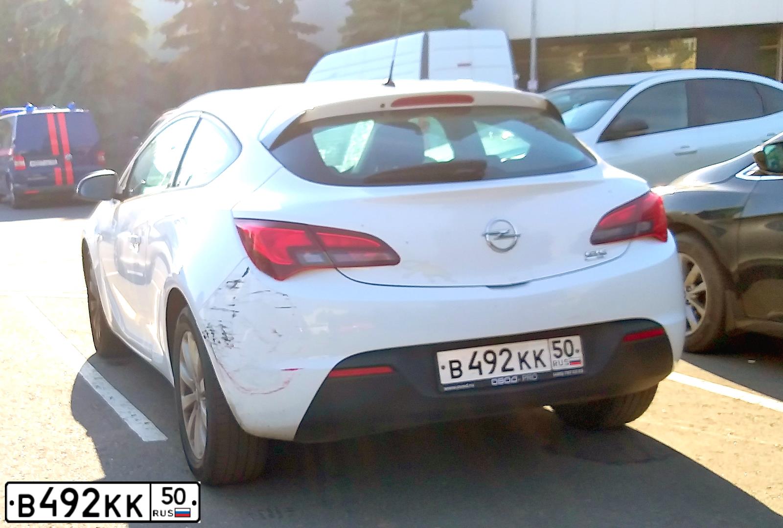 Фото автомобиля OPEL ASTRA, 2013 — госномер Р757КО46. Цвет: Белый