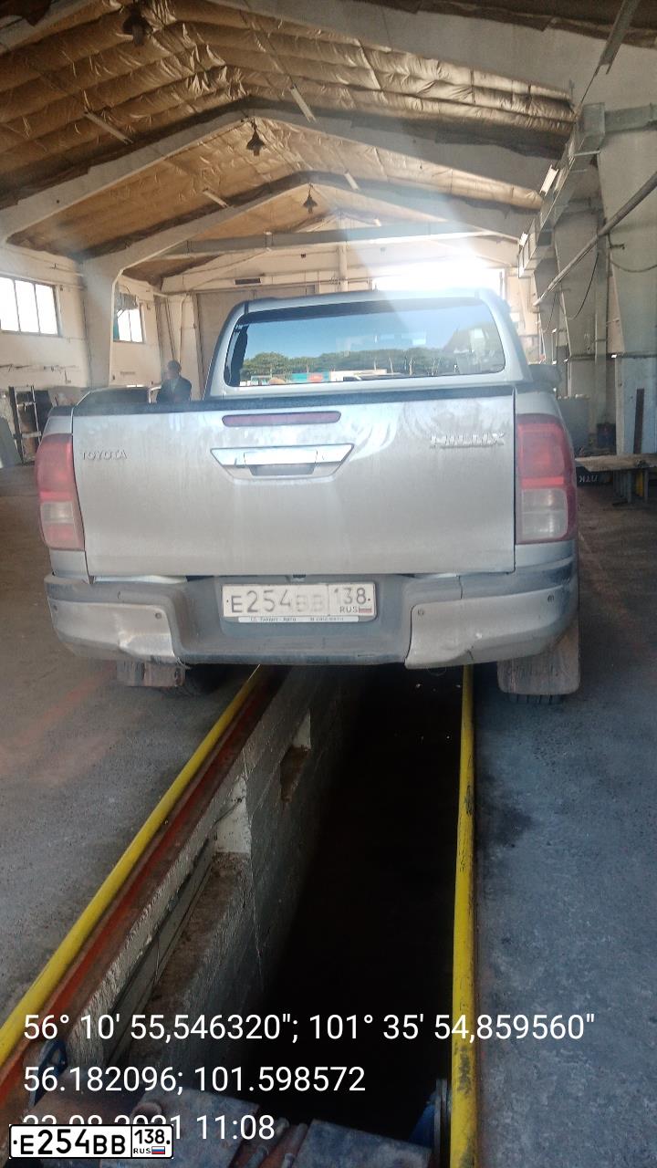 Фото автомобиля TOYOTA HILUX, 2015 — госномер В123ЕА136. Цвет: СЕРЕБРИСТЫЙ