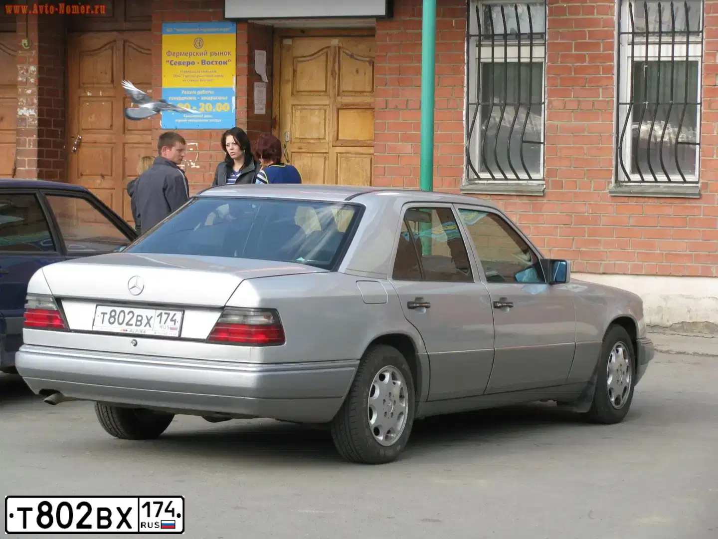 Фото автомобиля MERCEDES E-KLASSE, 1993 — госномер Т802ВХ174. Цвет: Серый