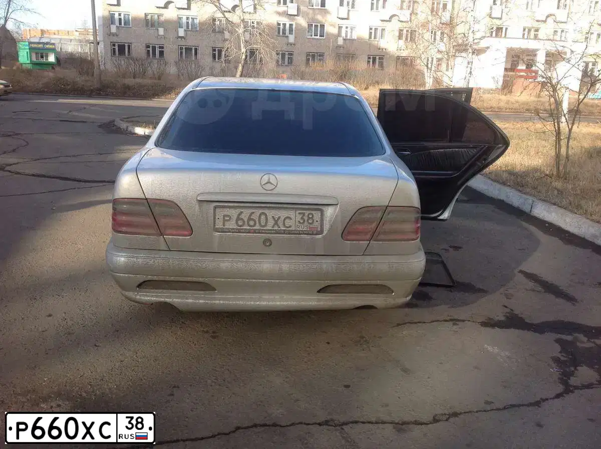 Фото автомобиля MERCEDES E-KLASSE, 1998 — госномер Р660ХС38. Цвет: СЕРЕБРИСТЫЙ
