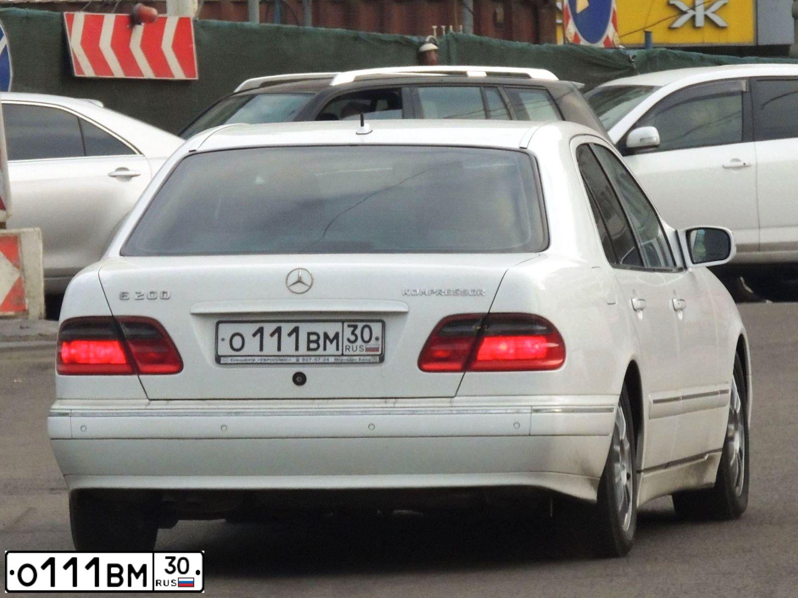 Фото автомобиля MERCEDES E-KLASSE, 2001 — госномер О111ВМ30. Цвет: Белый
