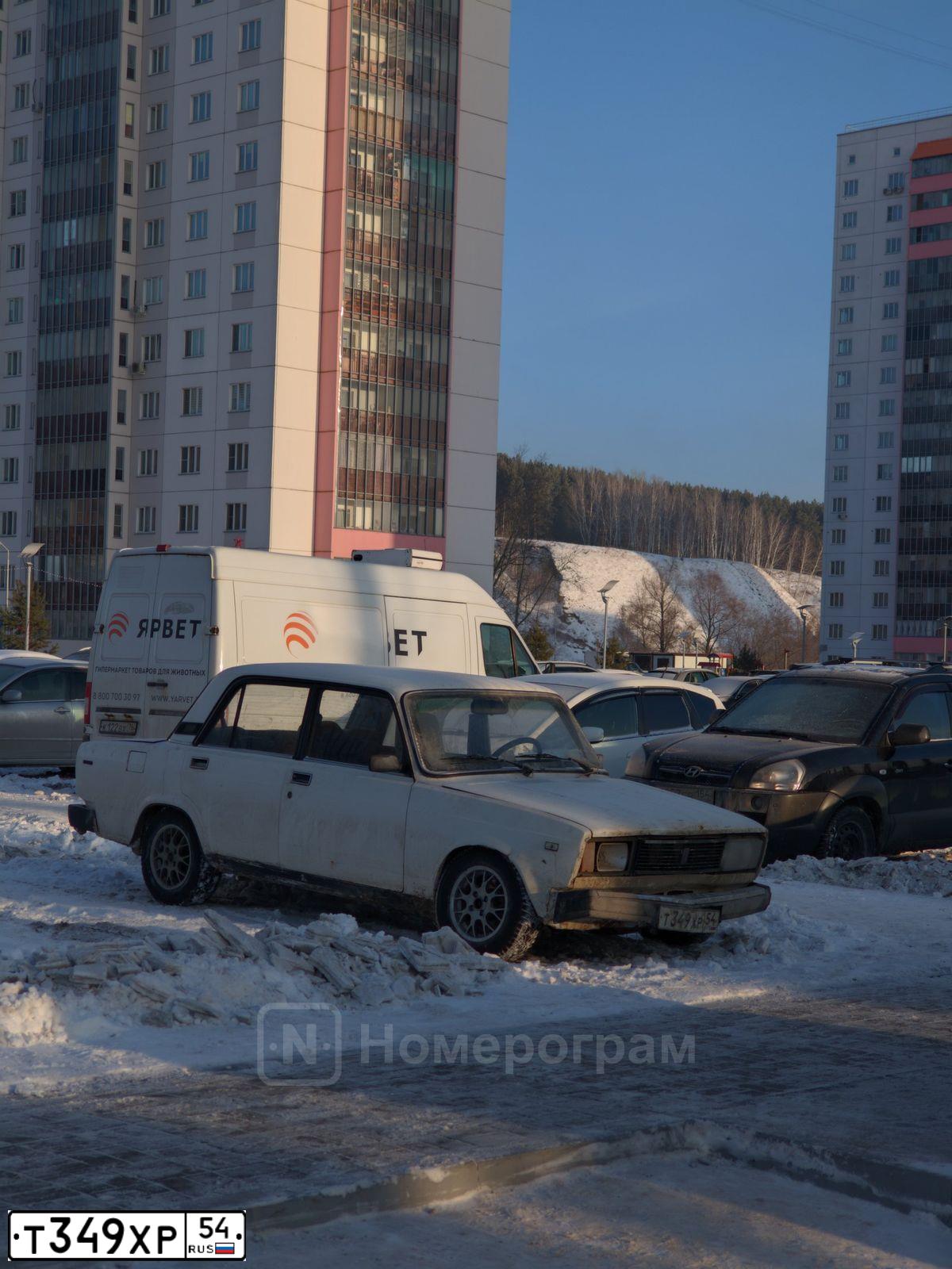Фото автомобиля LADA 2105, 2004 — госномер Т349ХР54. Цвет: ЯРКО БЕЛЫЙ