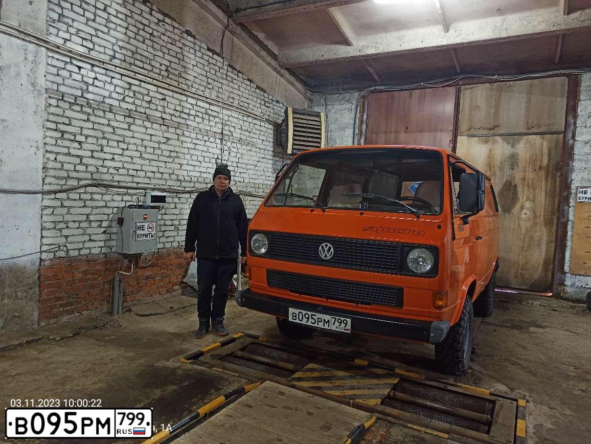 Фото автомобиля VOLKSWAGEN TRANSPORTER, 1992 — госномер Х230ТН77. Цвет: Оранжевый