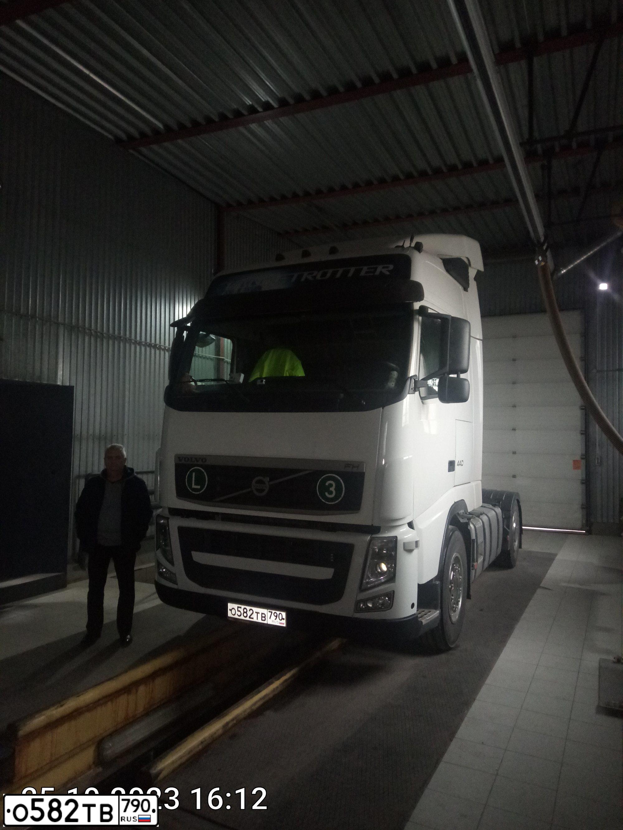 Фото автомобиля VOLVO FH, 2012 — госномер О582ТВ790. Цвет: Белый