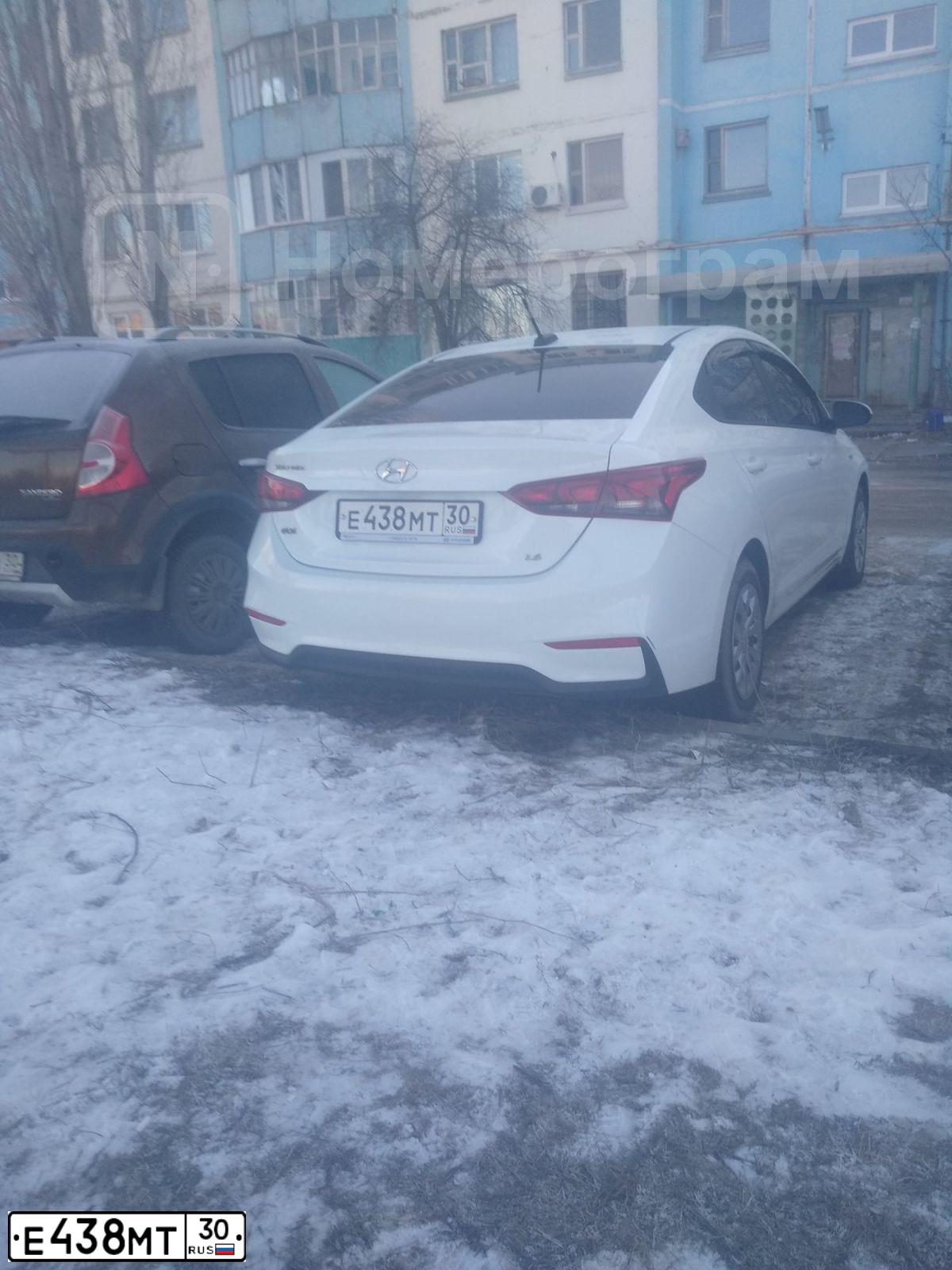 Фото автомобиля HYUNDAI SOLARIS, 2019 — госномер Е438МТ30. Цвет: Белый