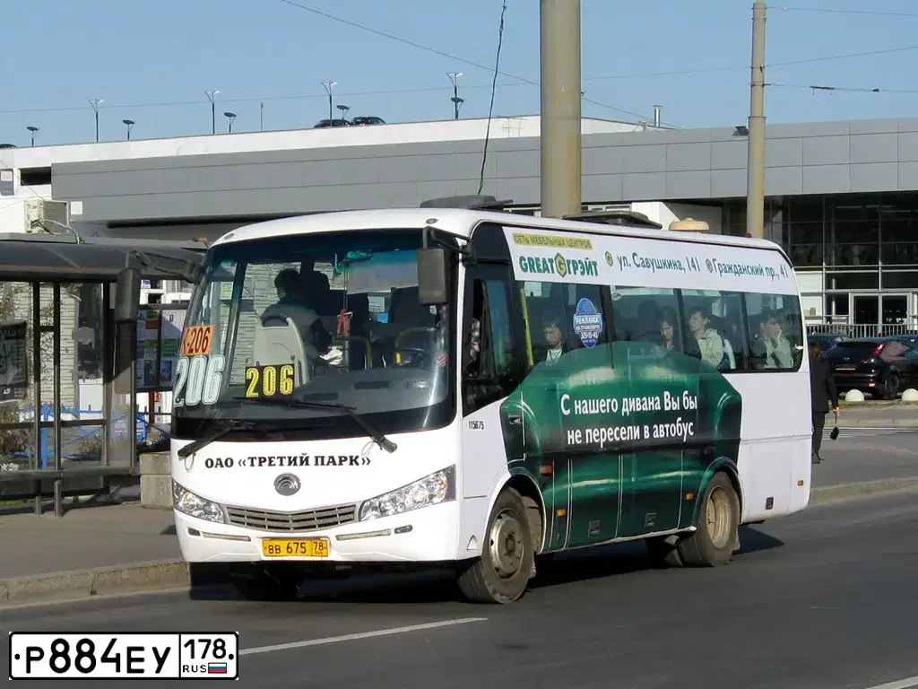 Фото автомобиля YUTONG 6737, 2008 — госномер Р884ЕУ178. Цвет: Белый