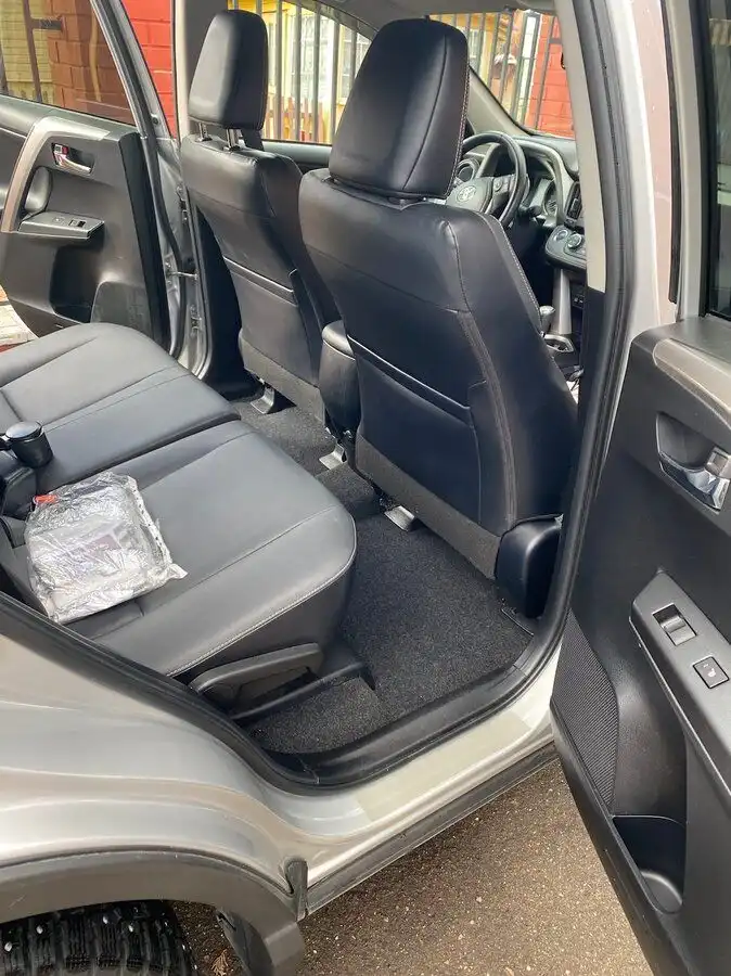 Фото автомобиля TOYOTA RAV4, 2017 — госномер У100СС790. Цвет: СЕРЕБРИСТЫЙ МЕТАЛ
