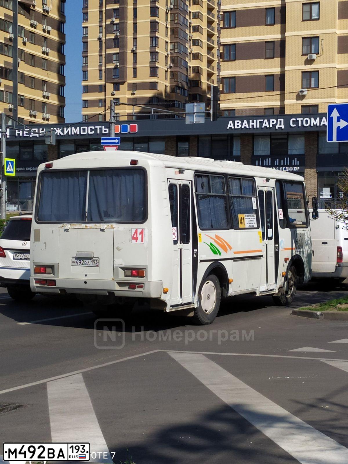 Фото автомобиля MITSUBISHI LANCER, 2004 — госномер М492АВ193. Цвет: СЕРЫЙ