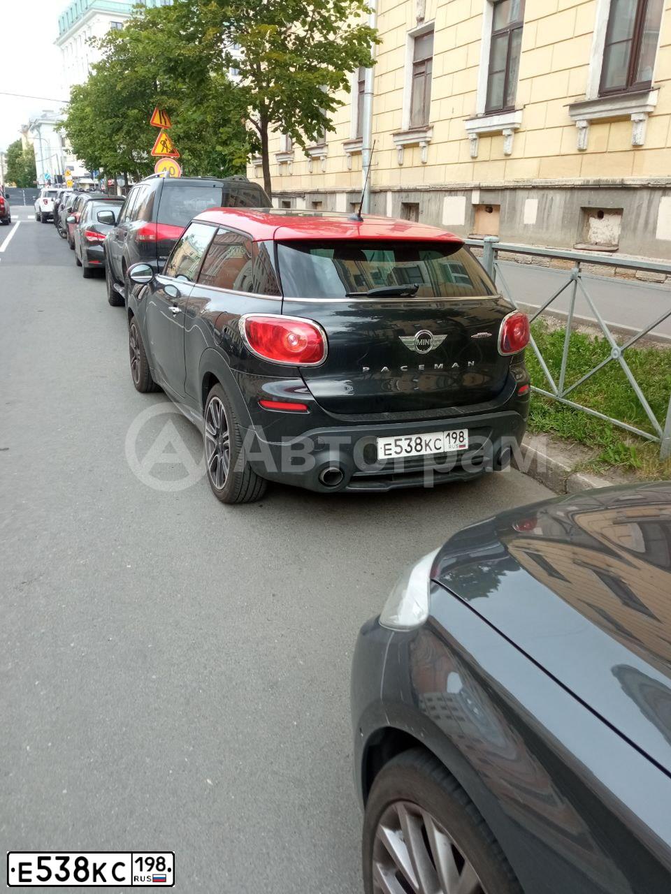 Фото автомобиля MINI MINI, 2013 — госномер Е538КС198. Цвет: ЧЕРНЫЙ