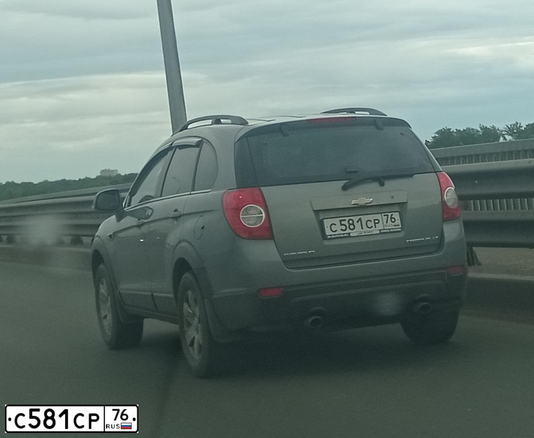 Фото автомобиля CHEVROLET CAPTIVA, 2013 — госномер С581СР76. Цвет: СЕРЫЙ