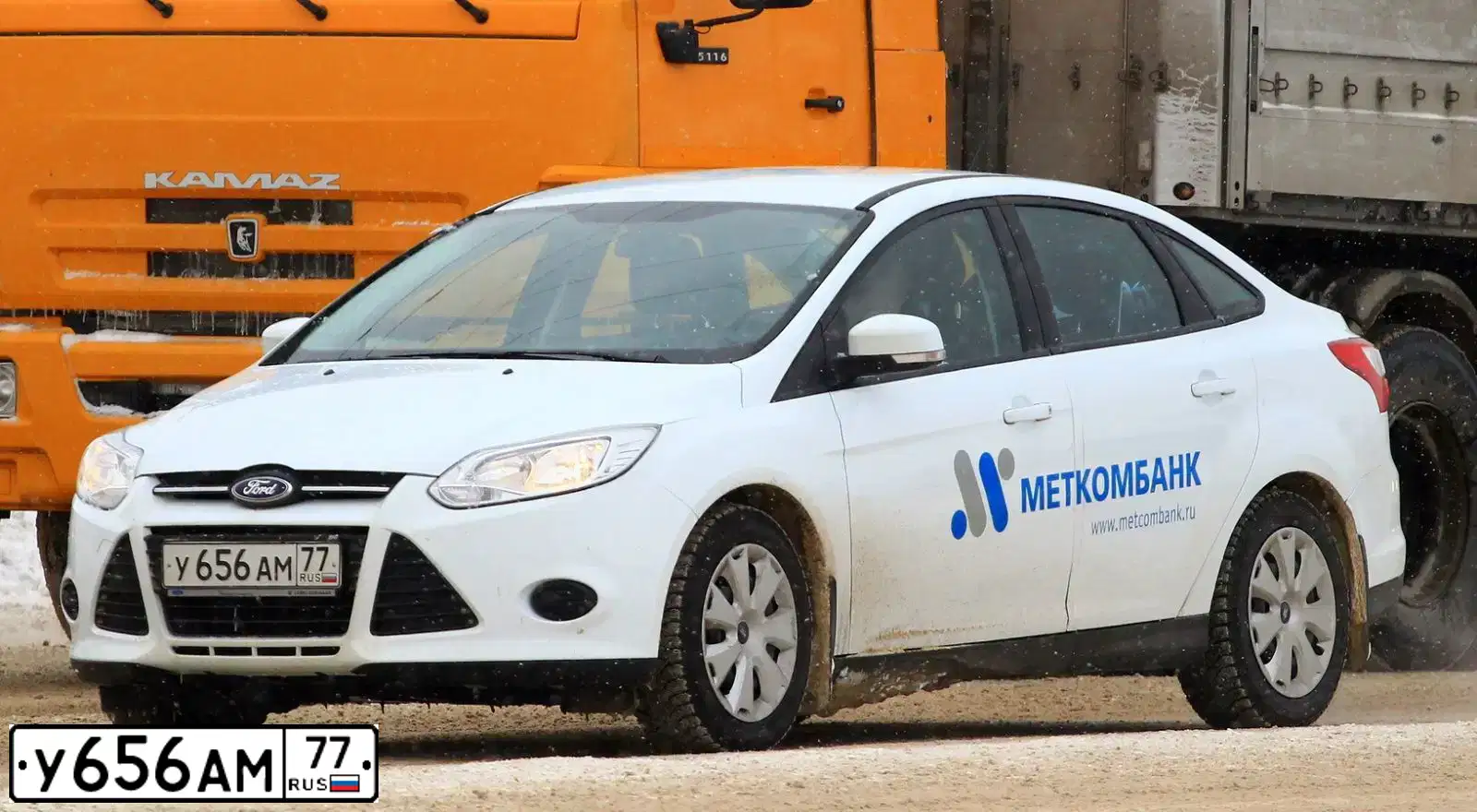 Фото автомобиля FORD FOCUS, 2012 — госномер Е768ХТ18. Цвет: Белый