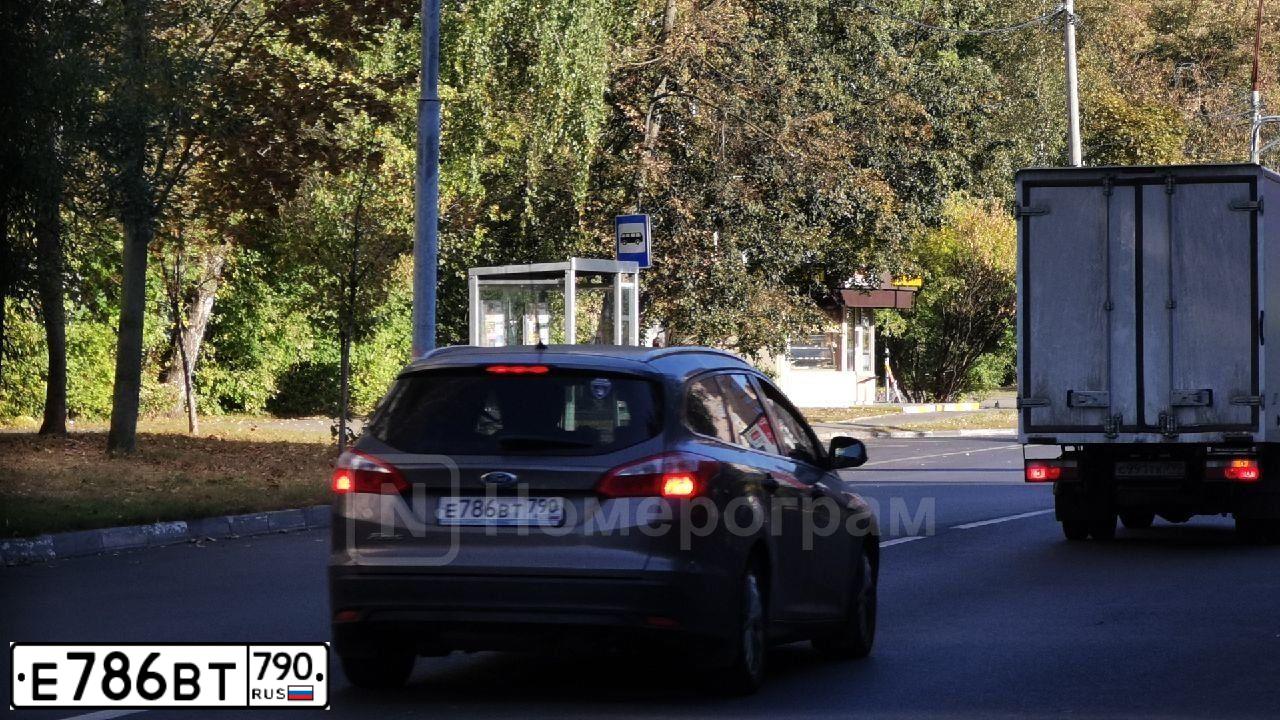 Фото автомобиля FORD FOCUS, 2012 — госномер Е786ВТ790. Цвет: СЕРО-КОРИЧНЕВЫЙ