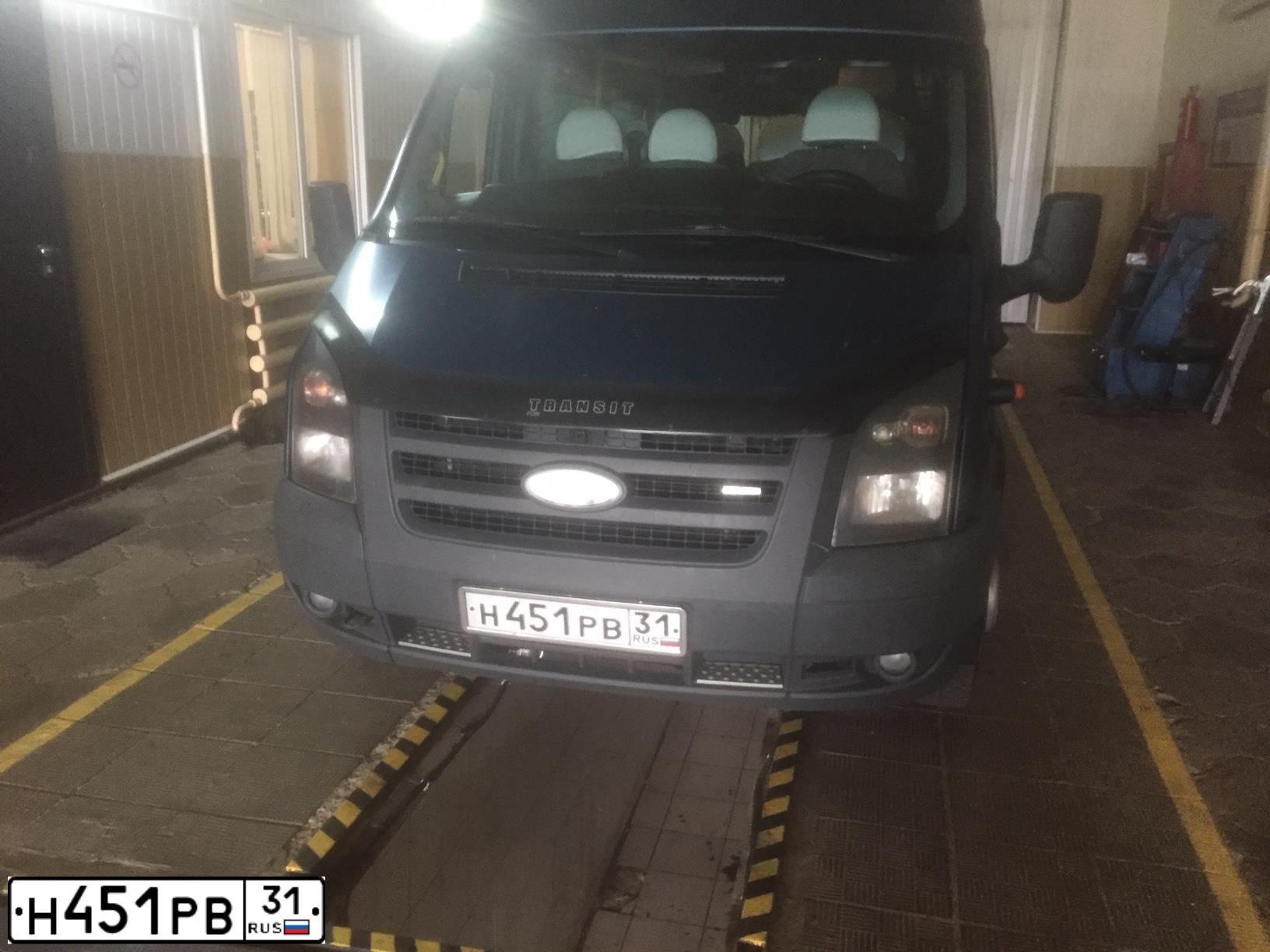 Фото автомобиля FORD TRANSIT, 2008 — госномер Н451РВ31. Цвет: СИНИЙ