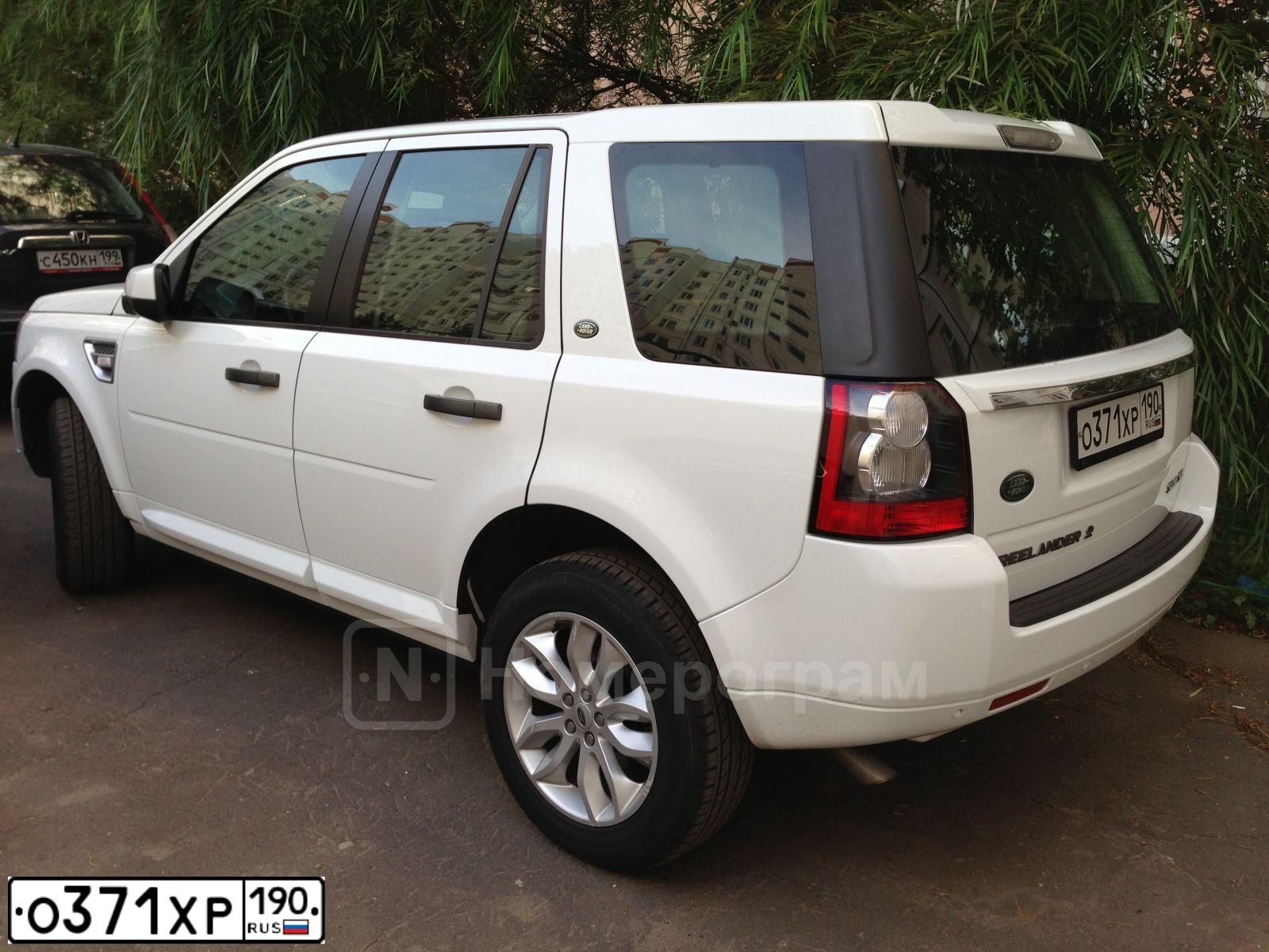Фото автомобиля LANDROVER FREELANDER, 2012 — госномер О371ХР190. Цвет: БЕЛЫЙ ЯРКИЙ