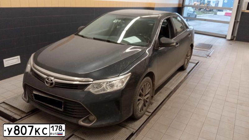 Фото автомобиля TOYOTA CAMRY, 2016 — госномер У807КС178. Цвет: Темно-серый металлик