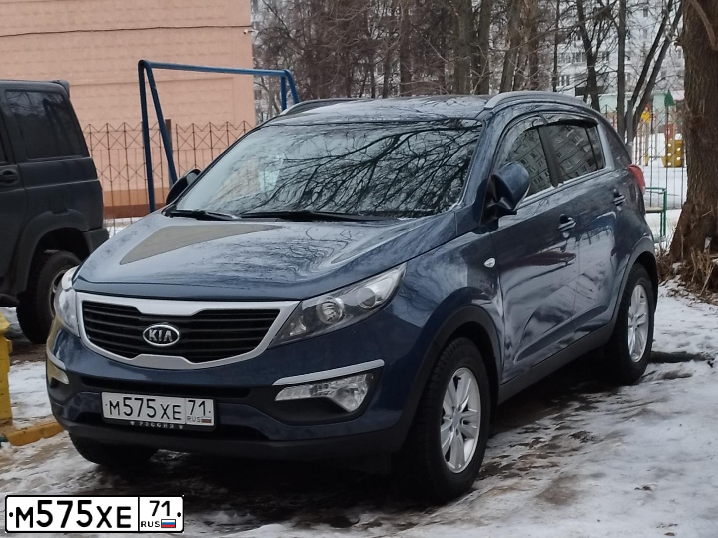 Фото автомобиля KIA SPORTAGE, 2012 — госномер М575ХЕ71. Цвет: СИНИЙ