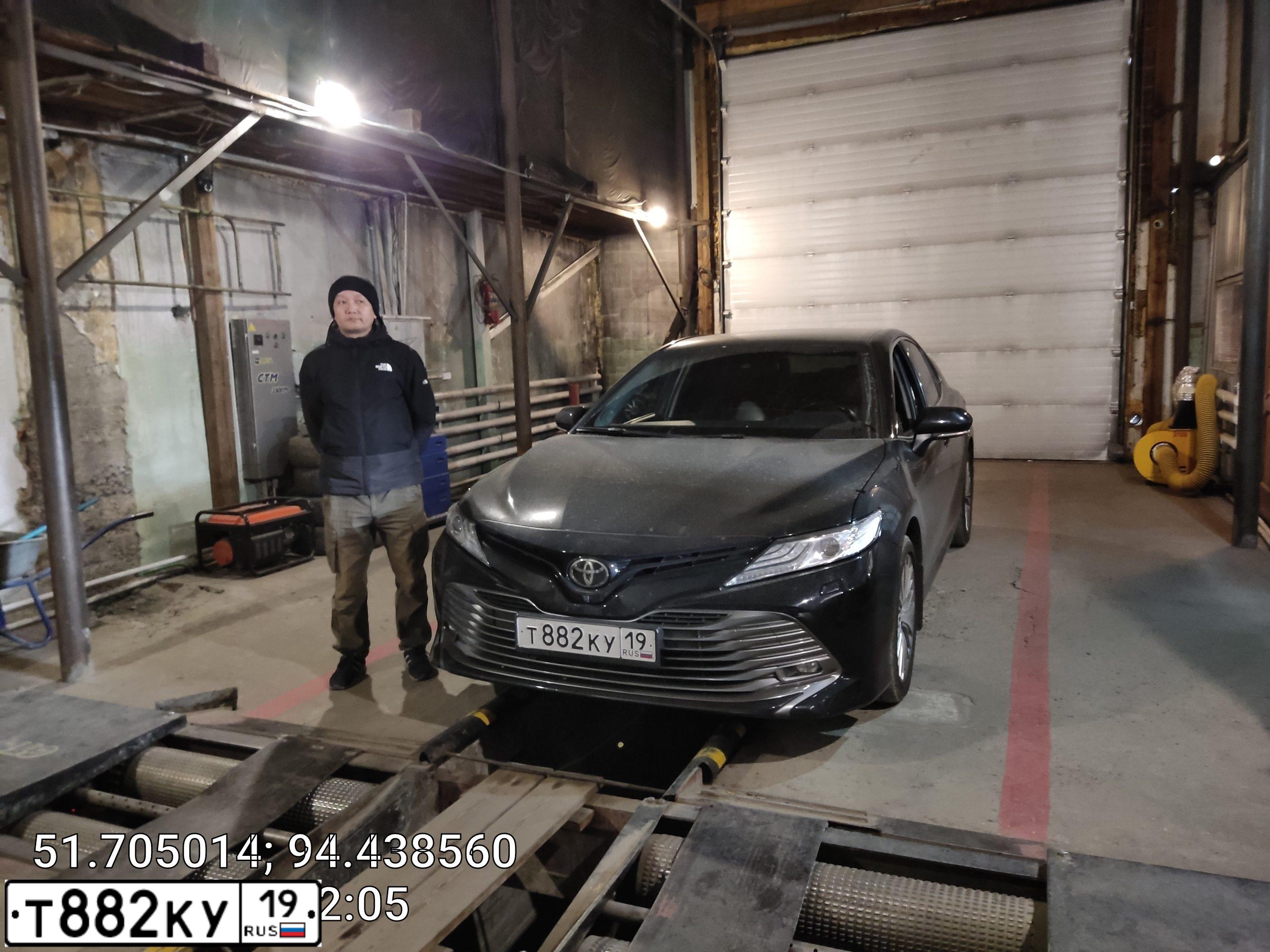 Фото автомобиля TOYOTA CAMRY, 2019 — госномер В856ВМ17. Цвет: ЧЕРНЫЙ МЕТАЛЛИК