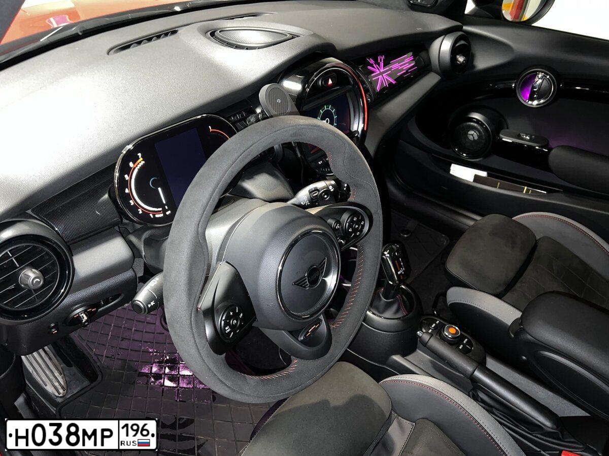 Фото автомобиля MINI MINI, 2020 — госномер М984ХВ790. Цвет: Красный