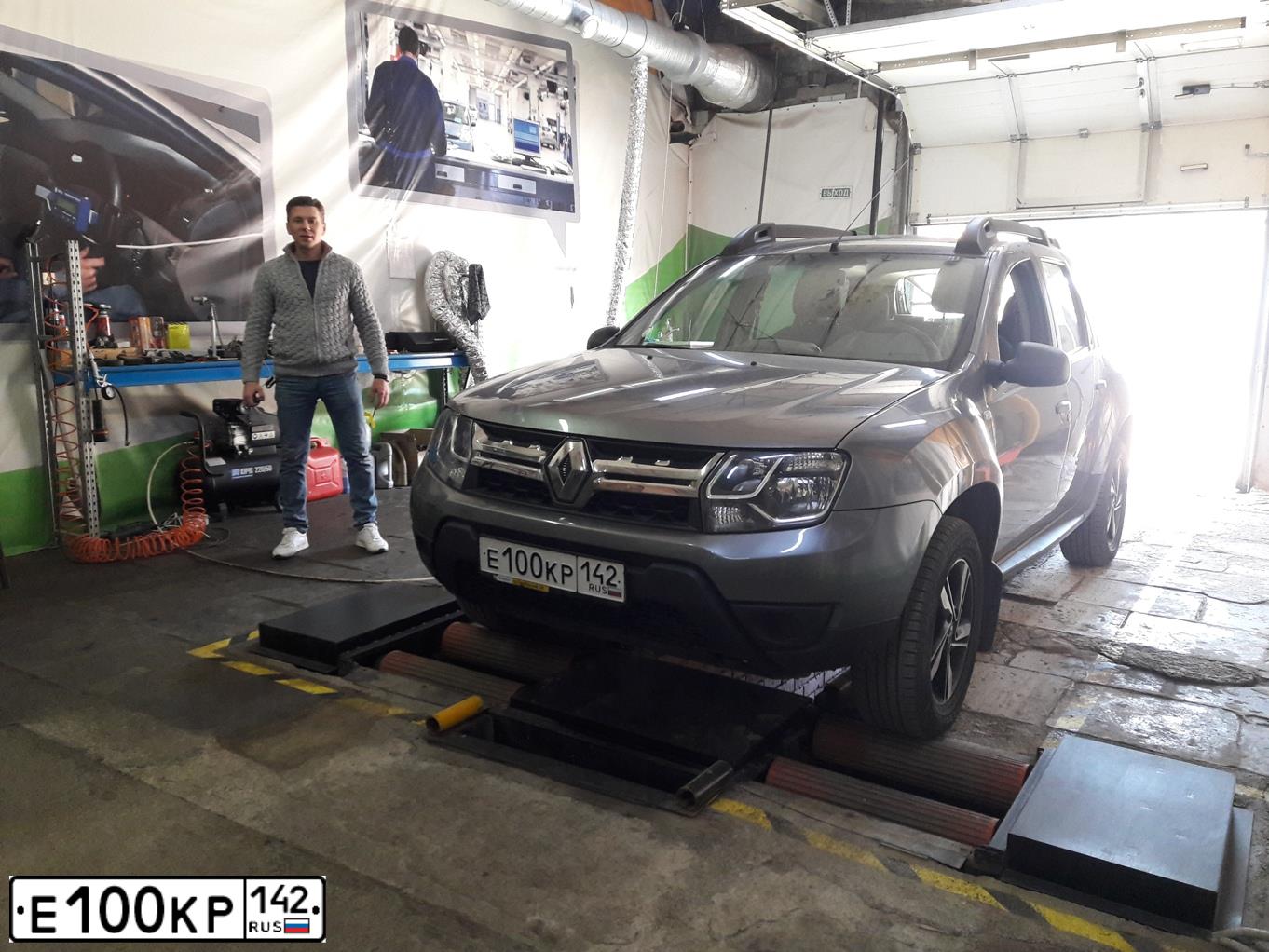 Фото автомобиля RENAULT DUSTER, 2019 — госномер Е100КР142. Цвет: СЕРЫЙ