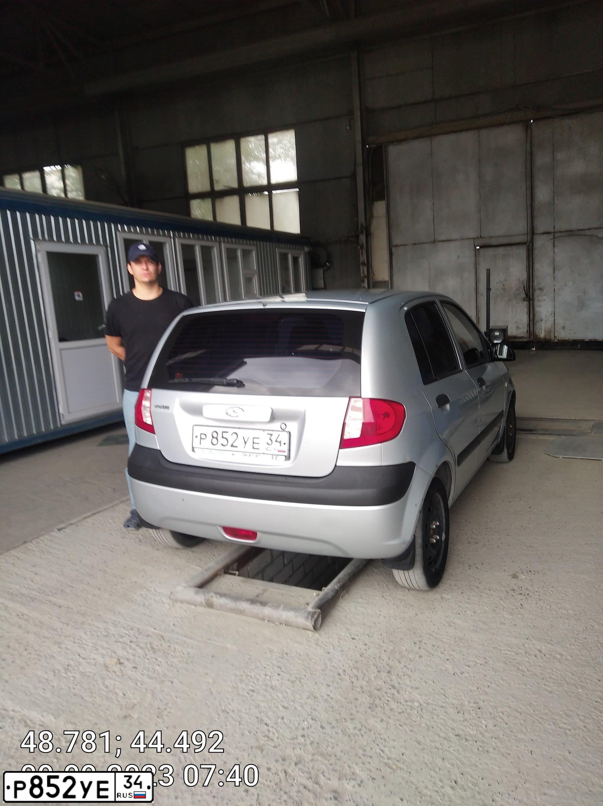 Фото автомобиля HYUNDAI GETZ, 2010 — госномер Р852УЕ34. Цвет: СЕРЕБРИСТЫЙ