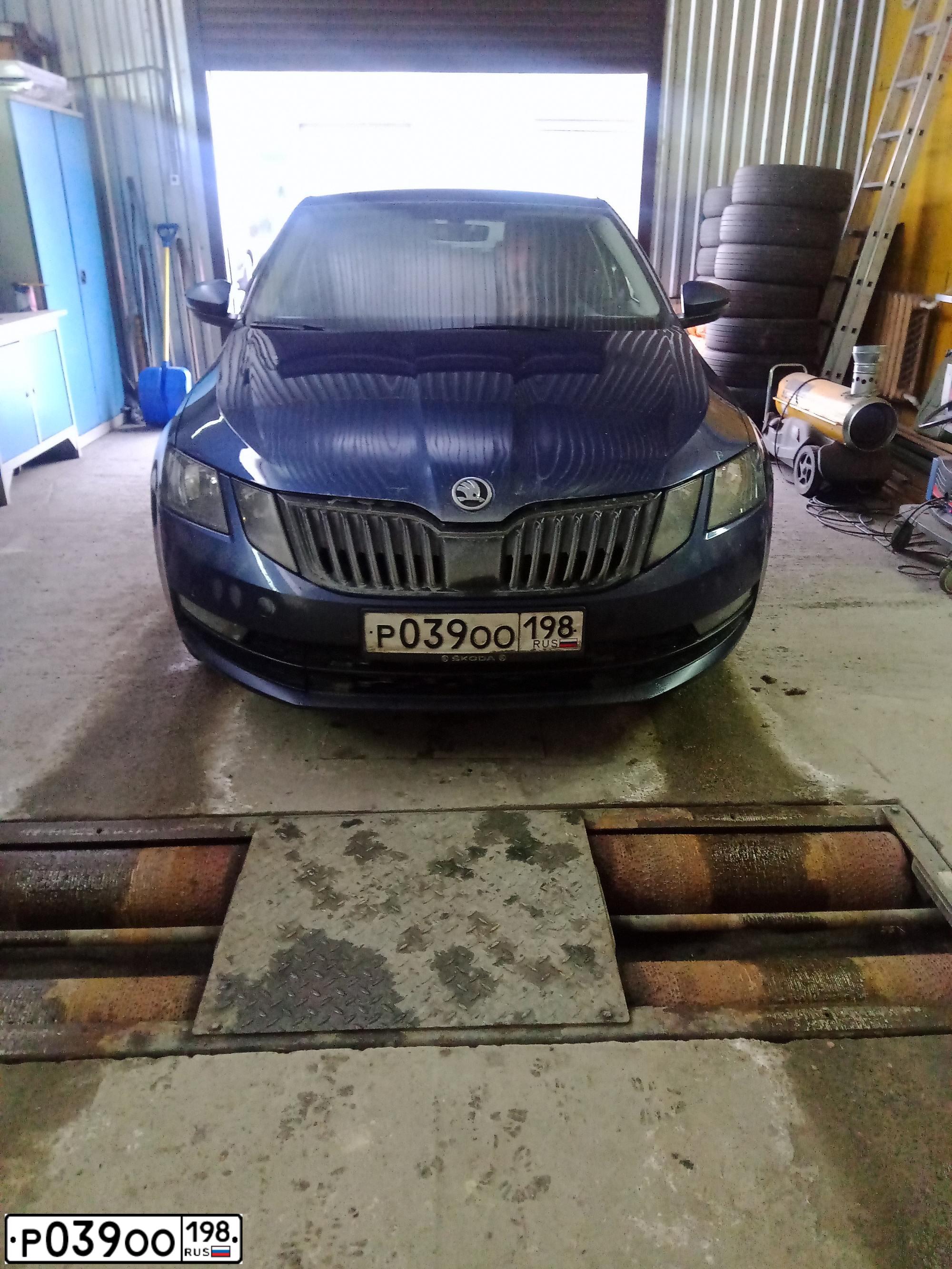 Фото автомобиля SKODA OCTAVIA, 2020 — госномер Р039ОО198. Цвет: синий