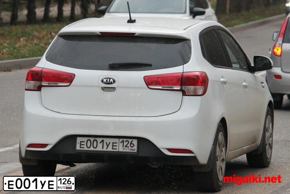 Фото автомобиля KIA RIO, 2017 — госномер Е001УЕ126. Цвет: БЕЛЫЙ