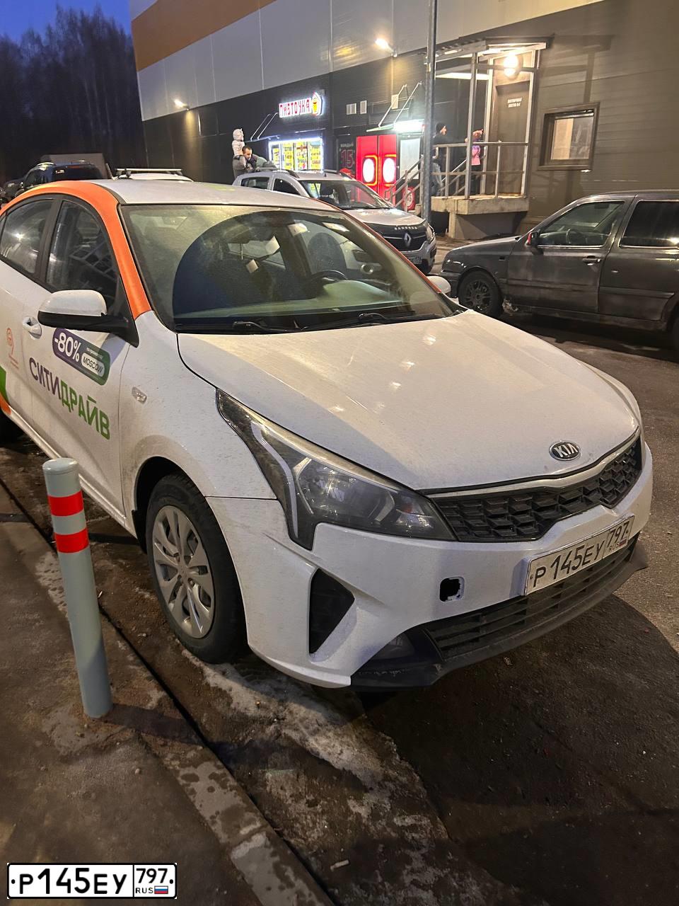 Фото автомобиля KIA RIO, 2021 — госномер О134ОК790. Цвет: БЕЛЫЙ-ЖЕЛТЫЙ-СЕРЫЙ