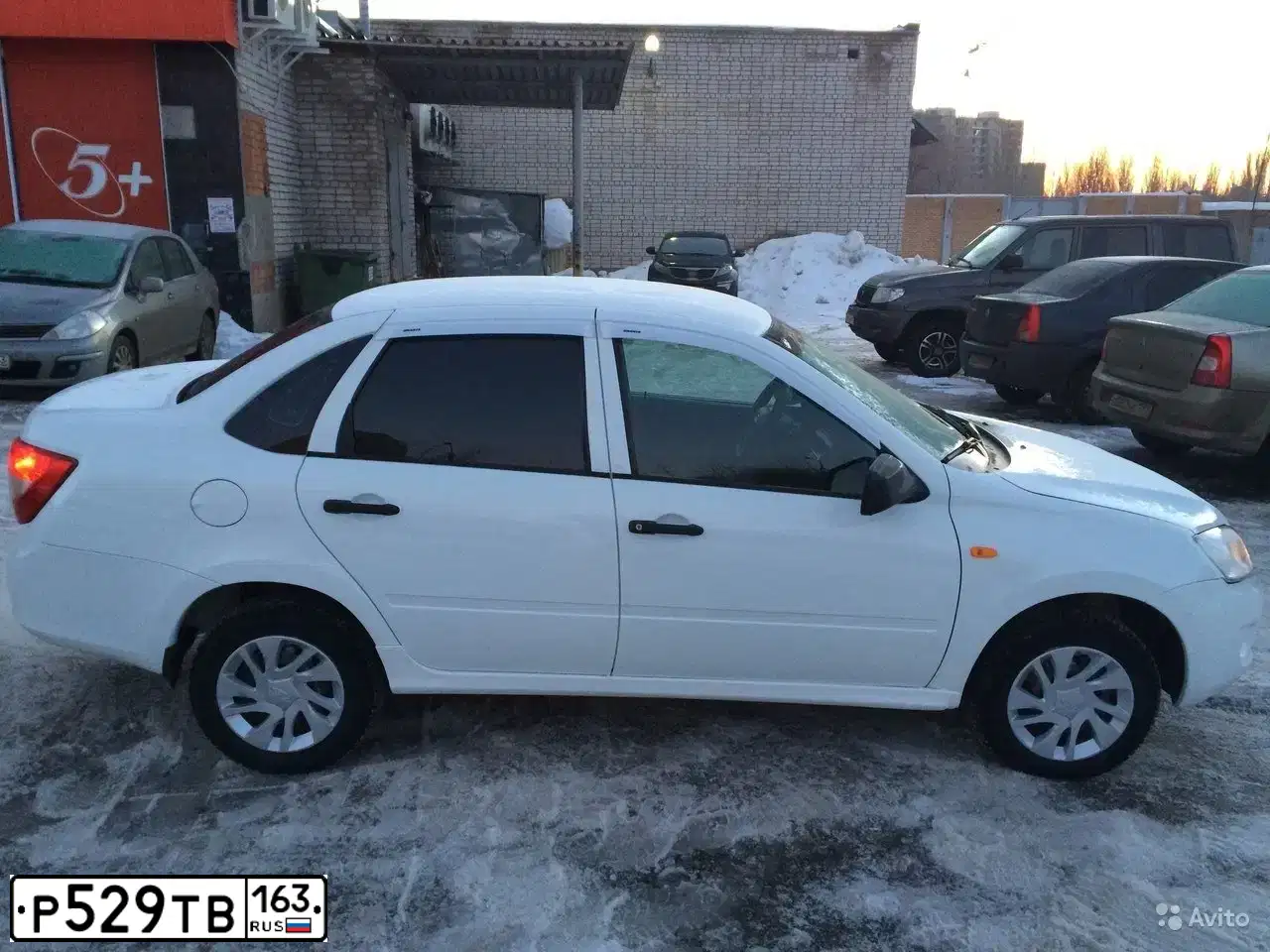 Фото автомобиля LADA 2190 GRANTA, 2012 — госномер Р529ТВ163. Цвет: Белый
