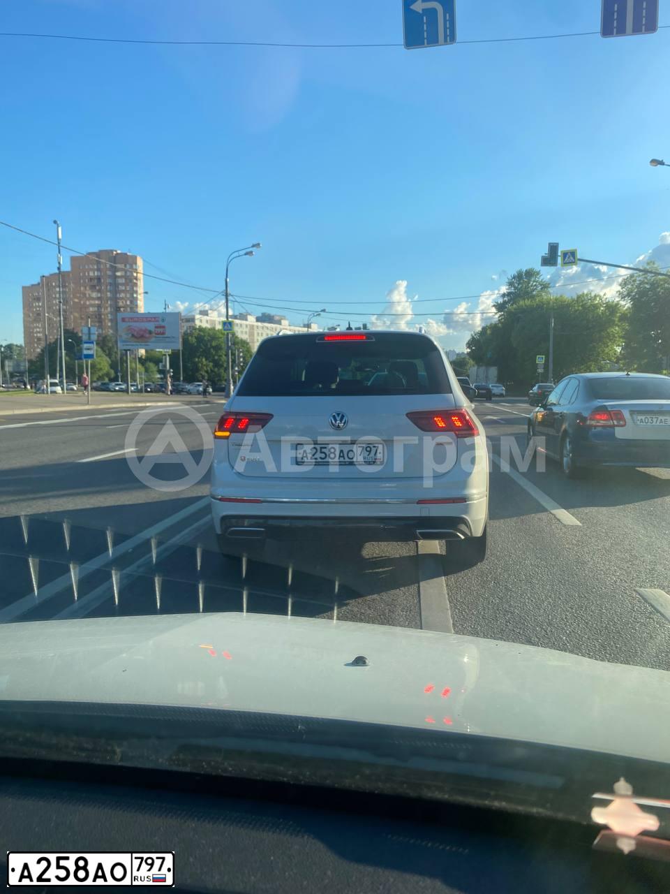 Фото автомобиля VOLKSWAGEN TIGUAN, 2019 — госномер А258АО797. Цвет: Белый