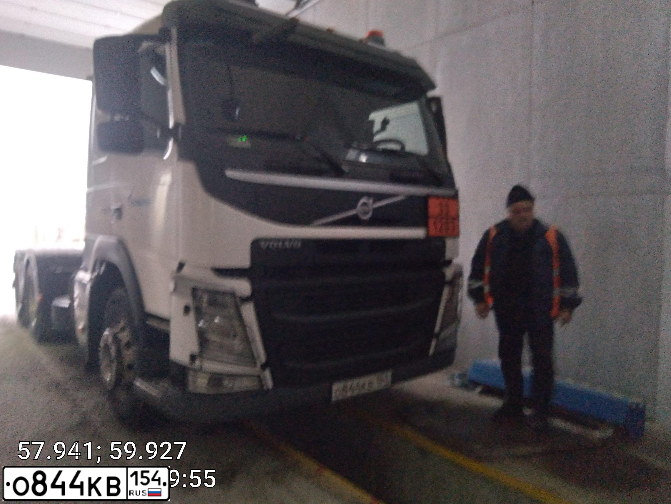Фото автомобиля VOLVO SERIE FM /6X4/, 2019 — госномер О844КВ154. Цвет: Белый