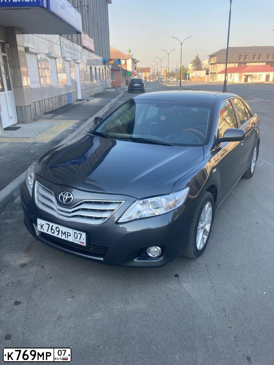 Фото автомобиля TOYOTA CAMRY, 2007 — госномер В136МК07. Цвет: СЕРЫЙ