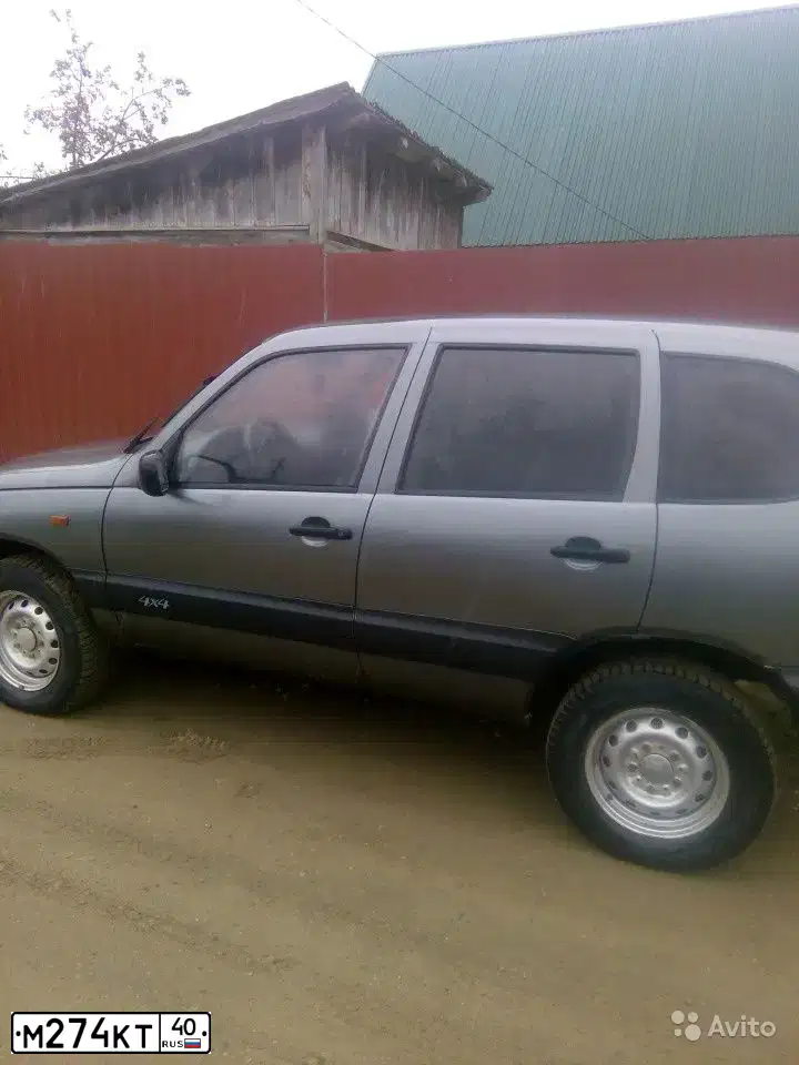 Фото автомобиля CHEVROLET NIVA, 2004 — госномер М274КТ40. Цвет: Темно-серый металлик