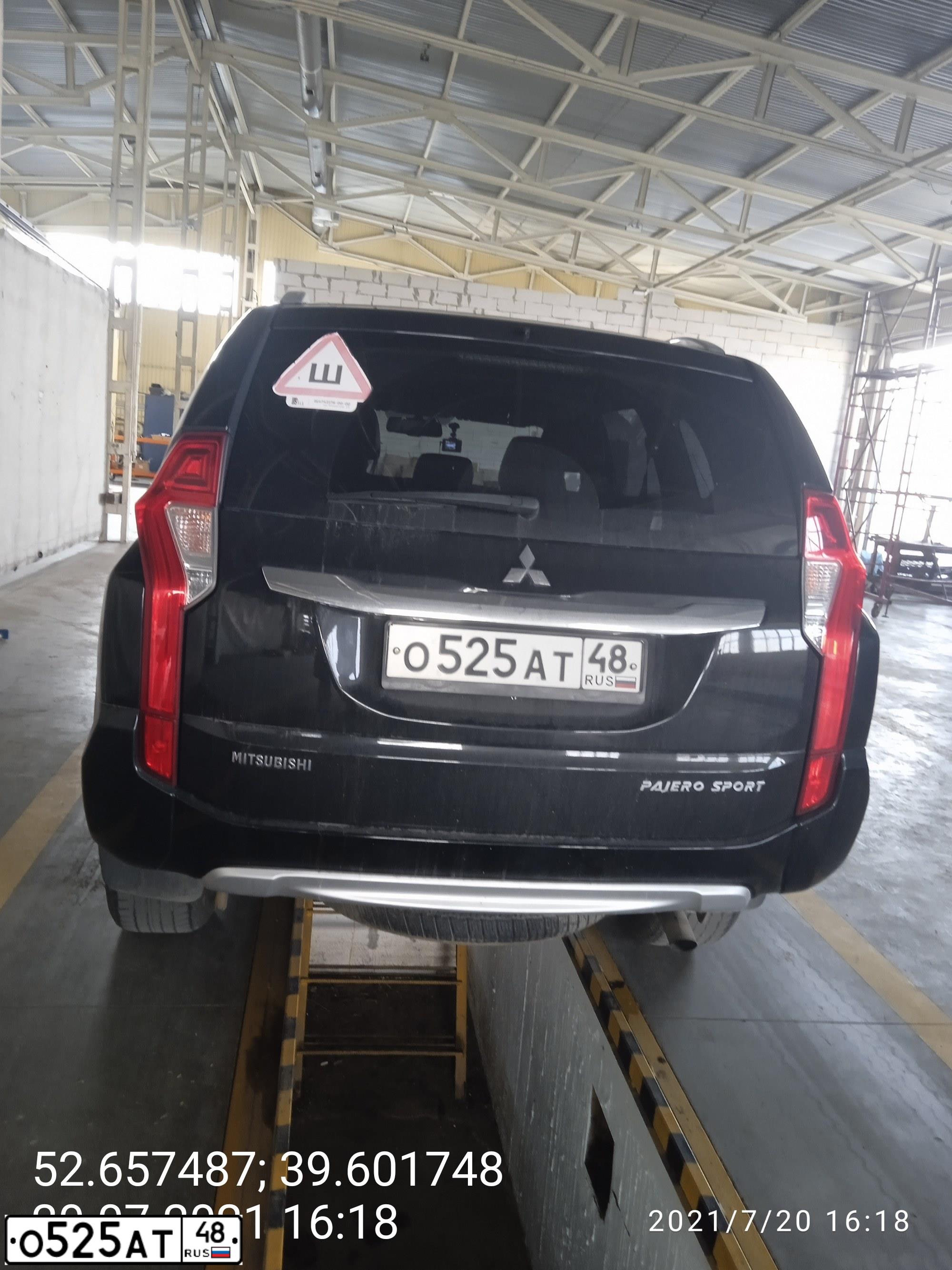 Фото автомобиля MITSUBISHI PAJERO SPORT, 2017 — госномер О525АТ48. Цвет: ЧЕРНЫЙ