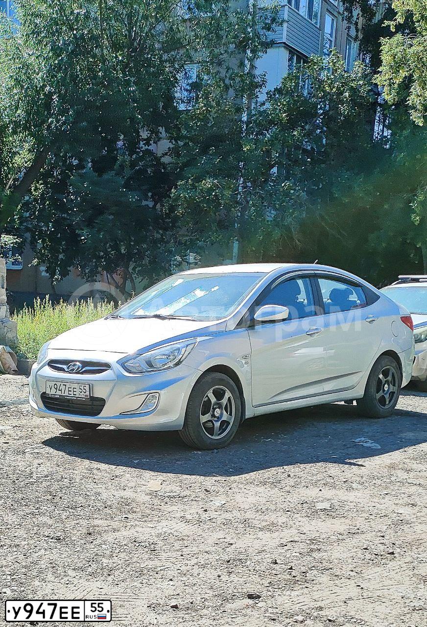 Фото автомобиля HYUNDAI SOLARIS, 2012 — госномер У947ЕЕ55. Цвет: серебристый
