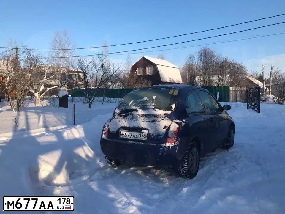 Фото автомобиля NISSAN MICRA, 2003 — госномер Е725ЕО147. Цвет: Темно-синий