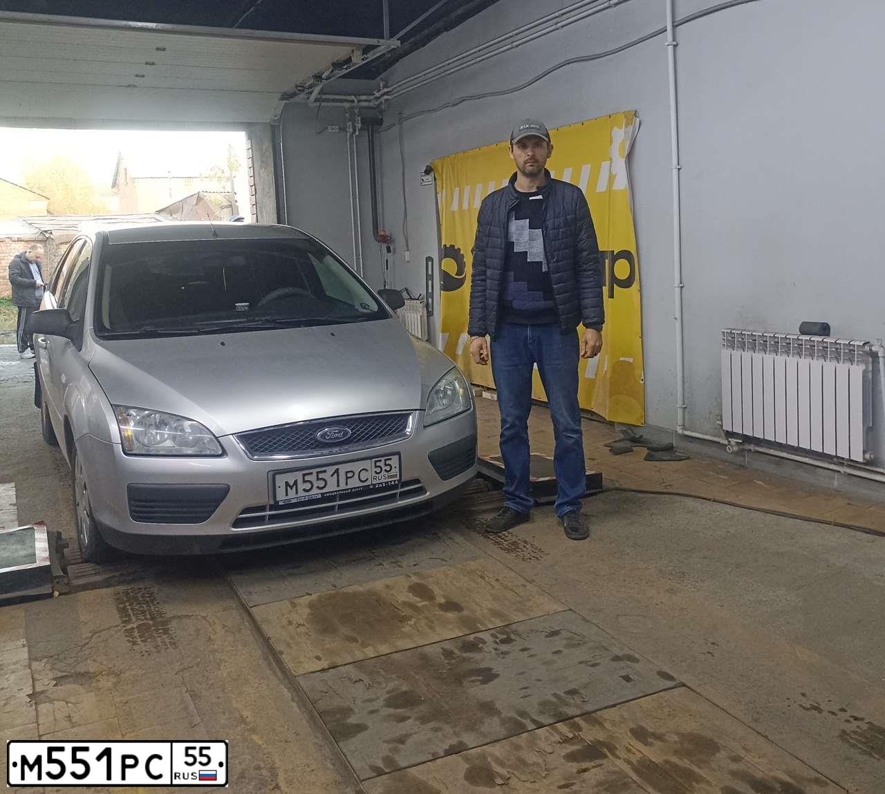 Фото автомобиля FORD FOCUS, 2006 — госномер М551РМ55. Цвет: СЕРЕБРИСТЫЙ