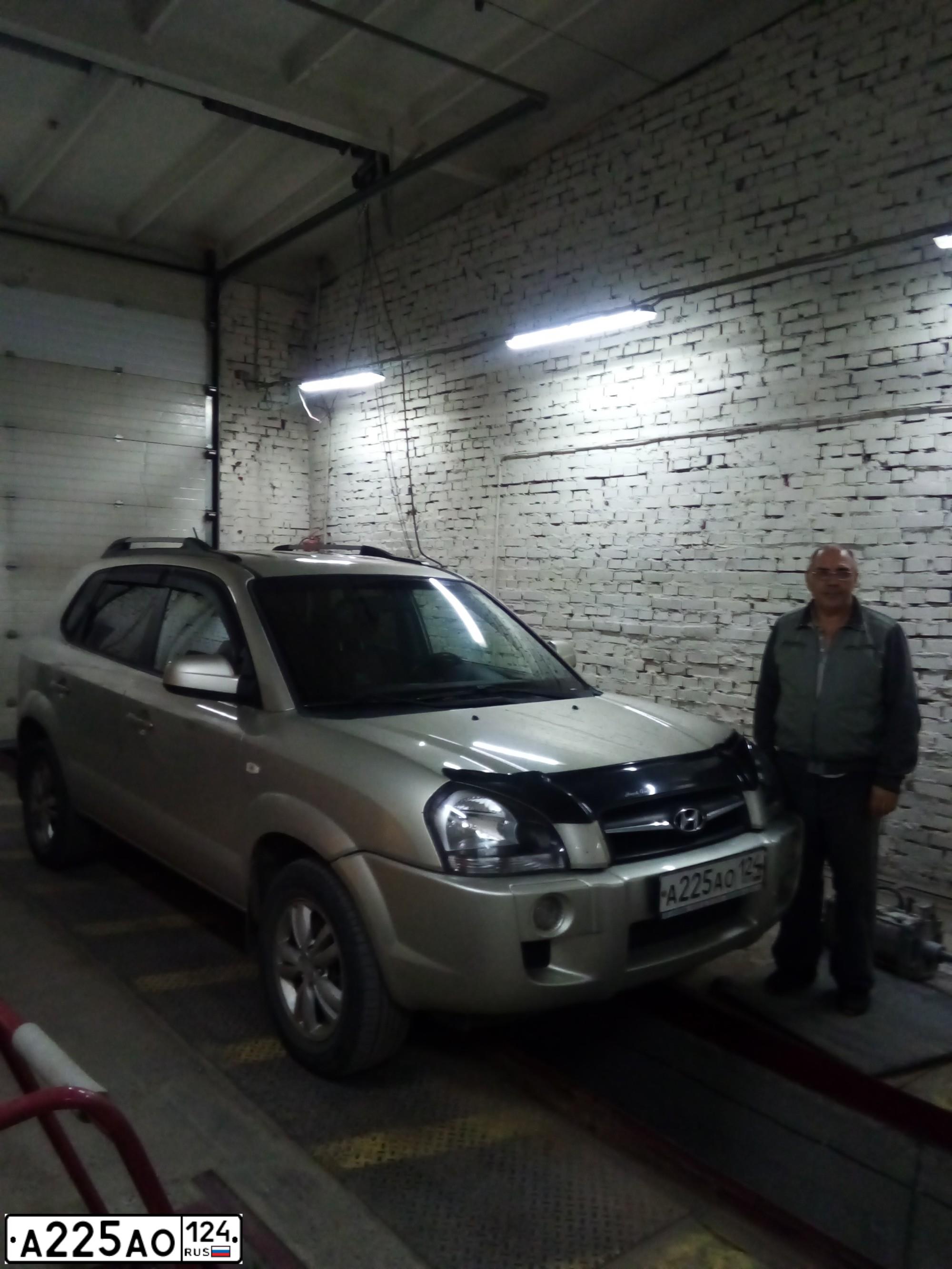 Фото автомобиля HYUNDAI TUCSON, 2008 — госномер А225АО124. Цвет: СЕРЕБРИСТЫЙ