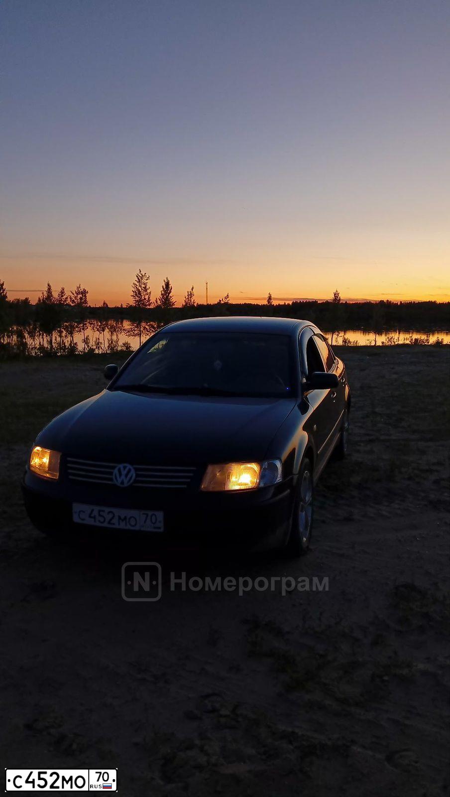 Фото автомобиля VOLKSWAGEN PASSAT, 1999 — госномер С452МО70. Цвет: ЧЕРНЫЙ