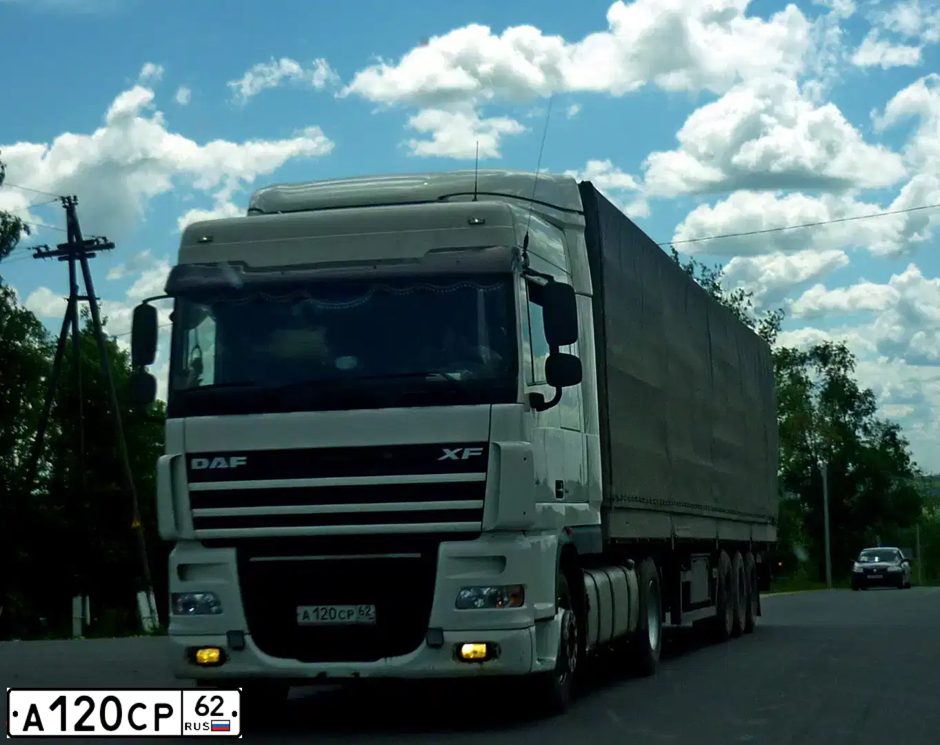 Фото автомобиля DAF XF 105 FT /4X2/, 2007 — госномер А120СР62. Цвет: Белый