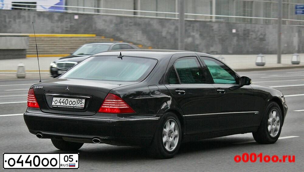 Фото автомобиля MERCEDES S-KLASSE, 2001 — госномер О440ОО05. Цвет: ЧЕРНЫЙ