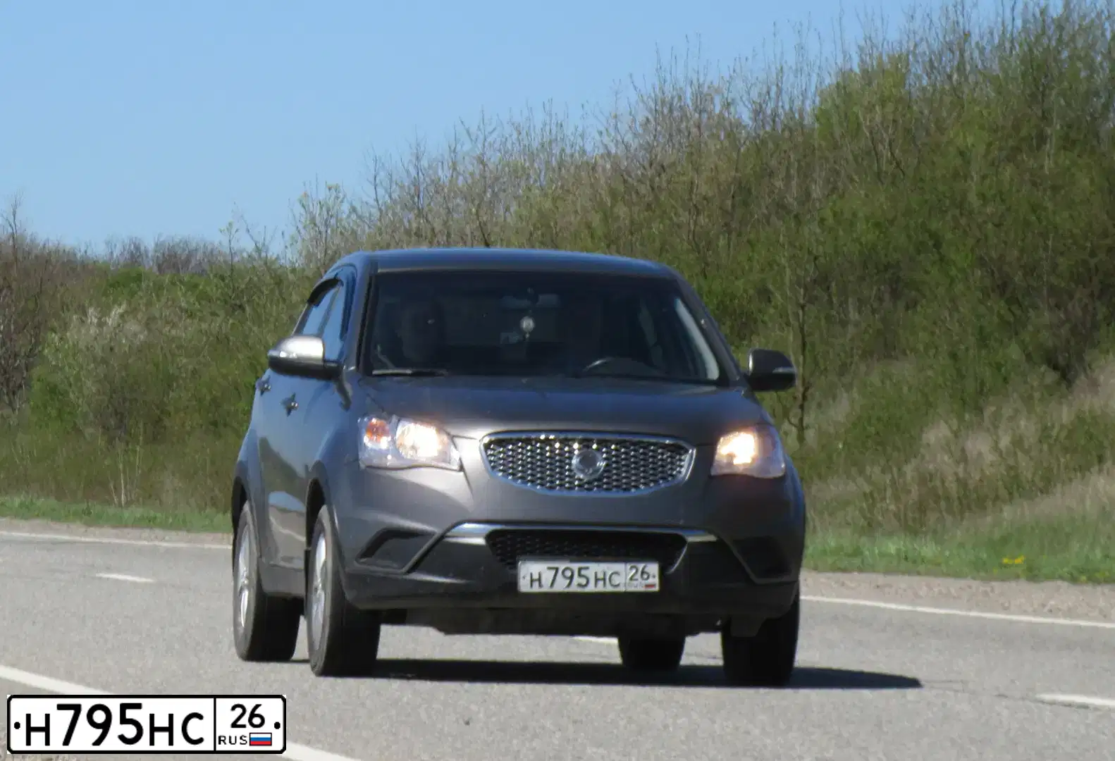 Фото автомобиля SSANGYONG ACTYON, 2013 — госномер Н795НС26. Цвет: ТЕМНО-СЕРЫЙ