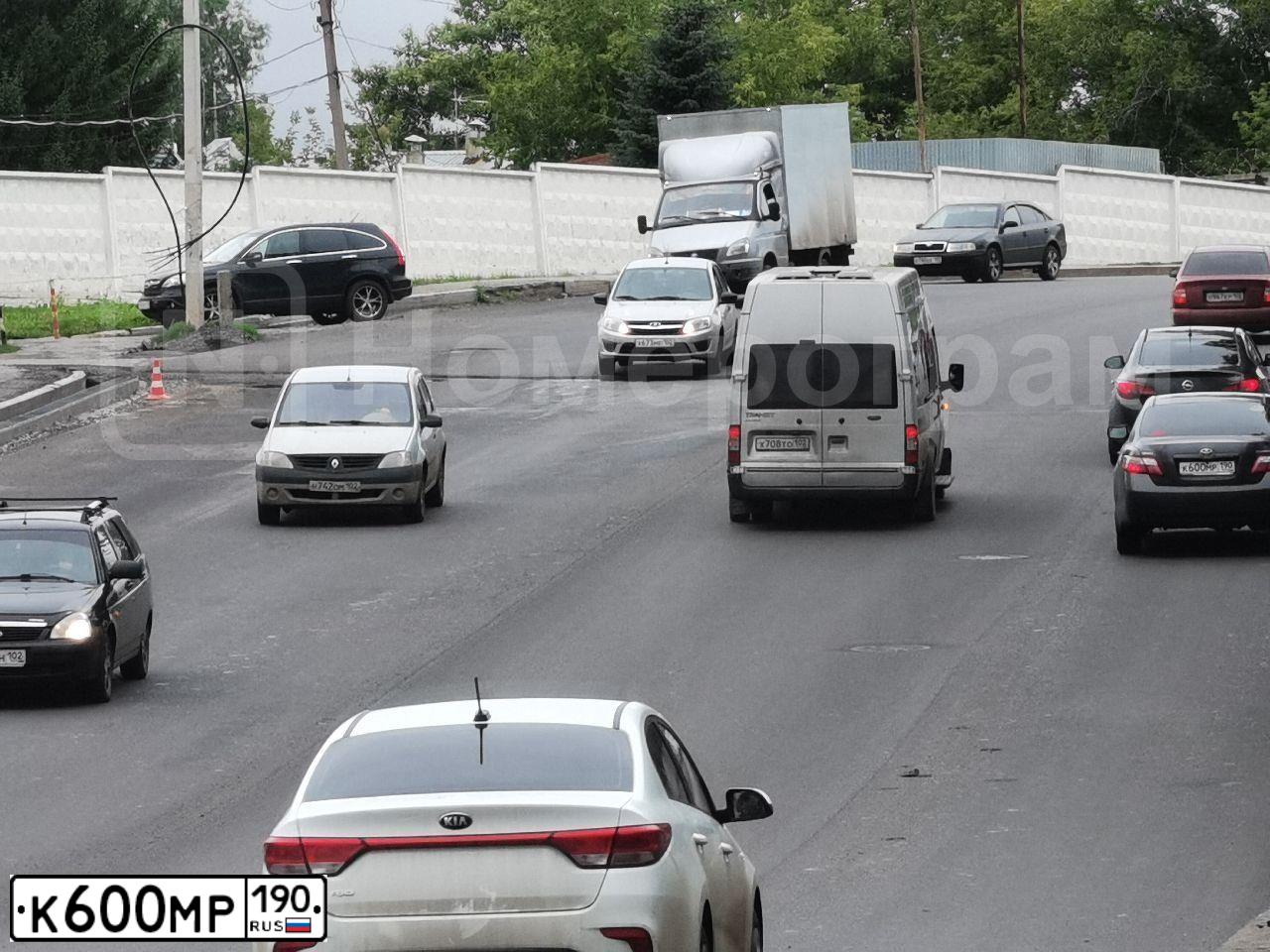 Фото автомобиля SKODA SUPERB, 2005 — госномер М554УР190. Цвет: СЕРЫЙ