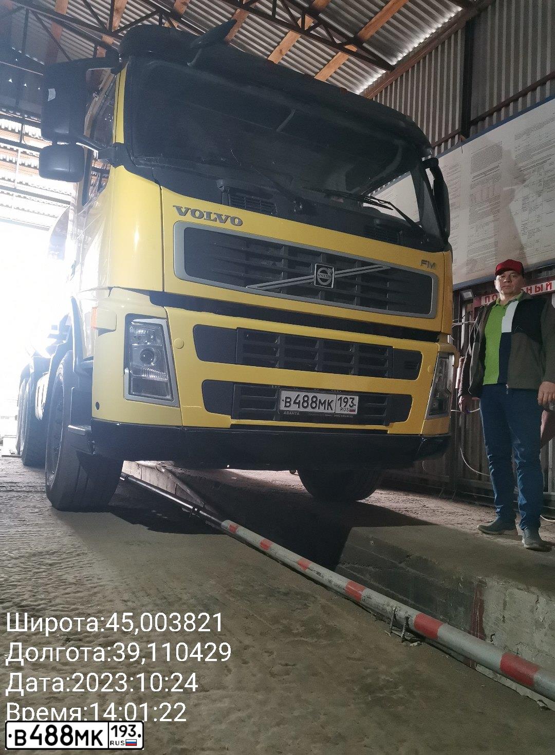 Фото автомобиля VOLVO SERIE FM /6X4/, 2008 — госномер В488МК193. Цвет: ЖЁЛТЫЙ
