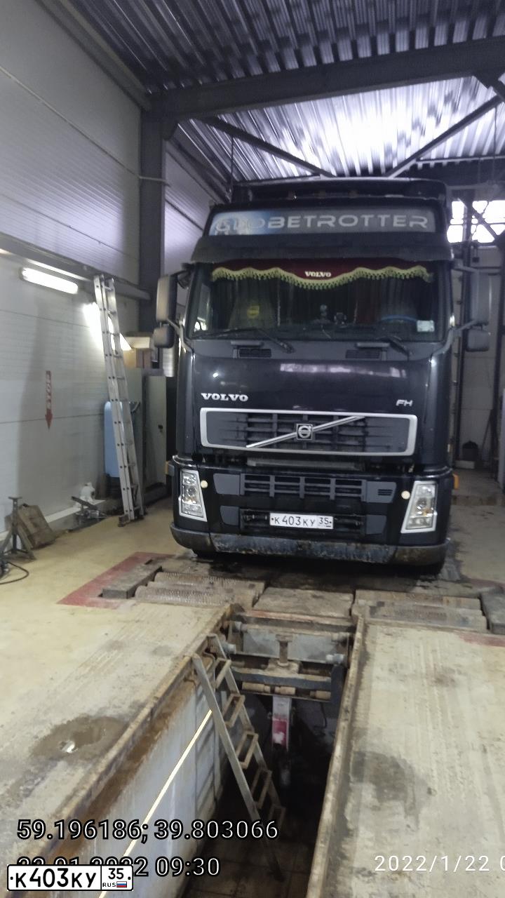 Фото автомобиля VOLVO SERIE FH /4X2/, 2008 — госномер К403КУ35. Цвет: ЧЕРНЫЙ