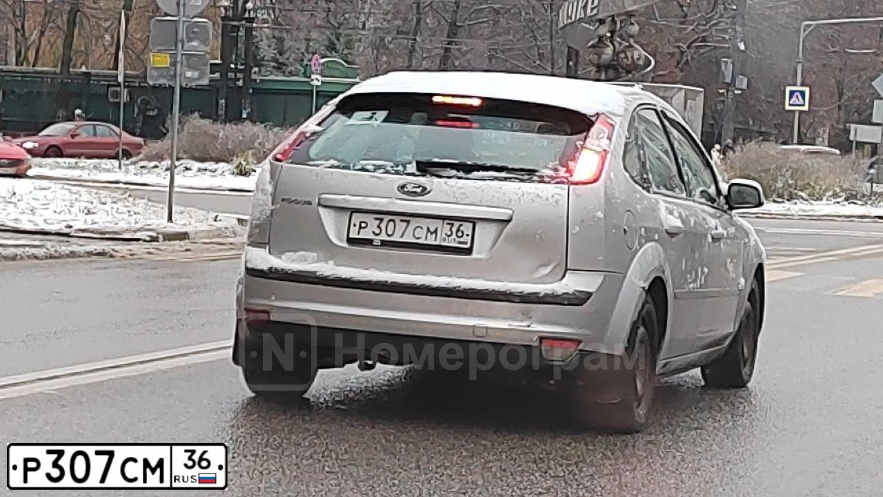 Фото автомобиля FORD FOCUS, 2006 — госномер Р307СМ36. Цвет: Серебристый