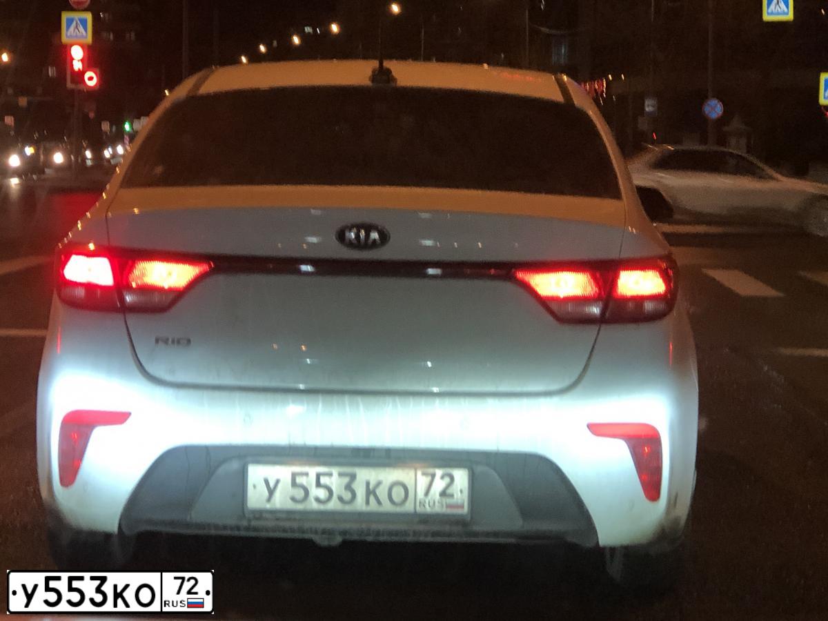 Фото автомобиля KIA RIO, 2019 — госномер У553КО72. Цвет: Белый