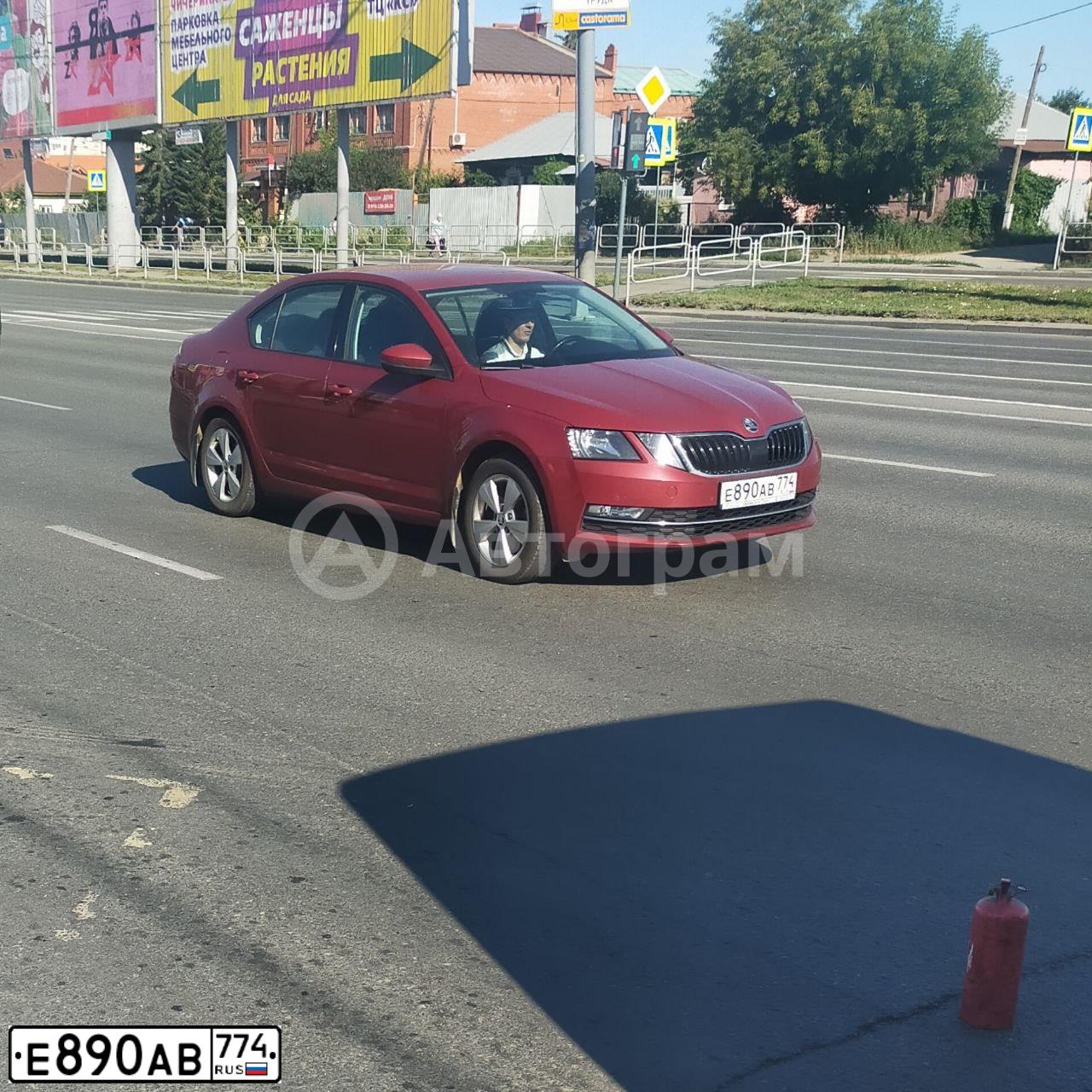 Фото автомобиля SKODA OCTAVIA, 2017 — госномер Е890АВ774. Цвет: ВИШНЕВЫЙ