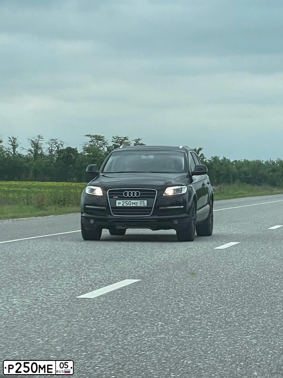 Фото автомобиля AUDI Q7, 2008 — госномер Р250МЕ05. Цвет: ЧЕРНЫЙ